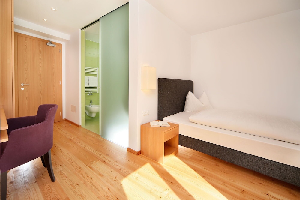 Small Superior Room (Queen Size Bed 140 cm) photo 2