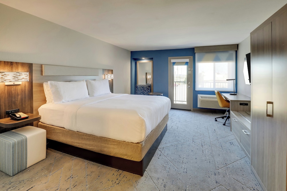 Standard Room, 1 King Bed, Accessible, Balcony (Communications)