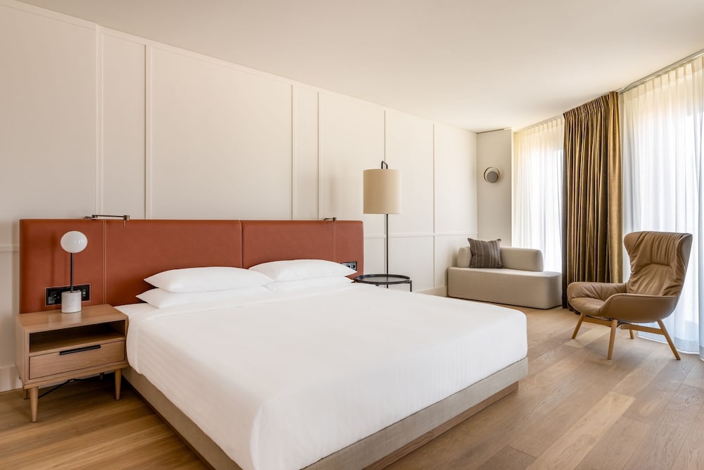 Premium Suite, 1 King Bed Premium Suite, 1 King Bed