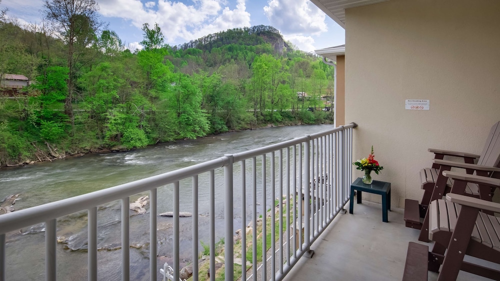 Standard Room, 2 Queen Beds, Refrigerator & Microwave, River View photo 3