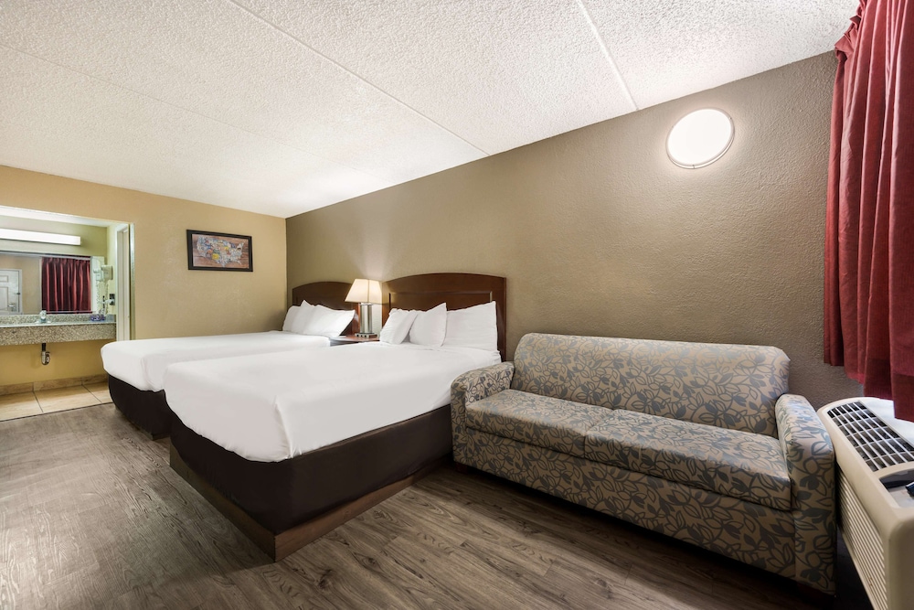Room, Multiple Beds, Non Smoking - Photo 1