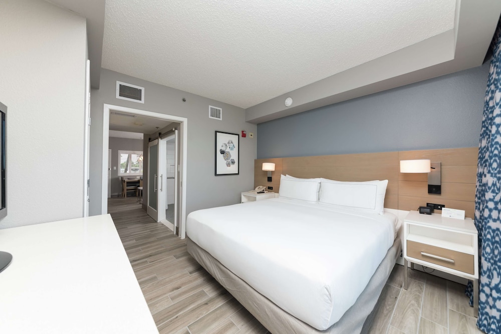 Suite, 1 Queen Bed, Accessible, Patio (Roll-In Shower) photo 1