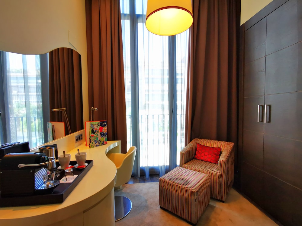 Premium Room, 1 King Bed, Pool View photo 3