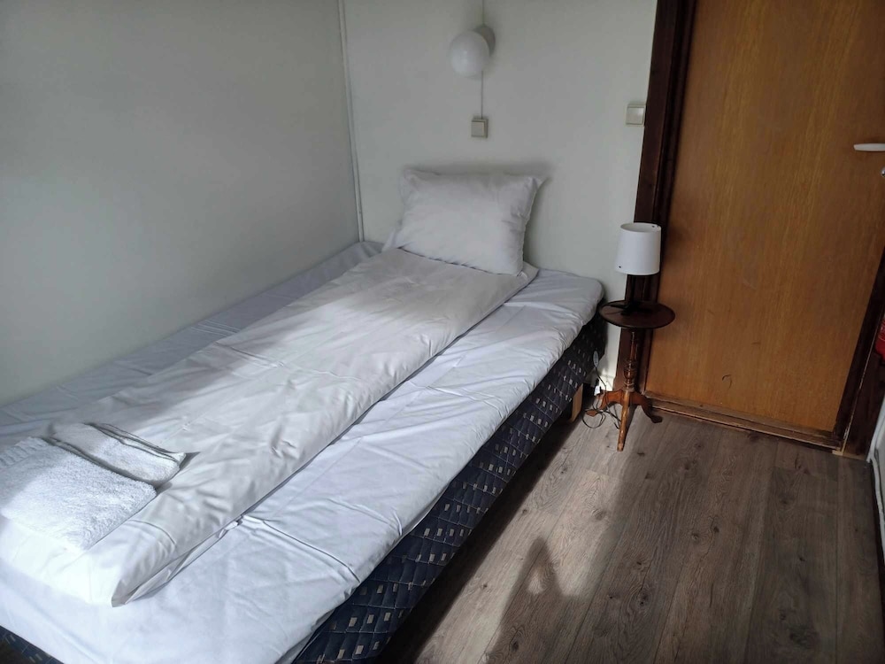 Single room WITH SIDE LAKE VIEW, SHARED BATHROOM photo 2