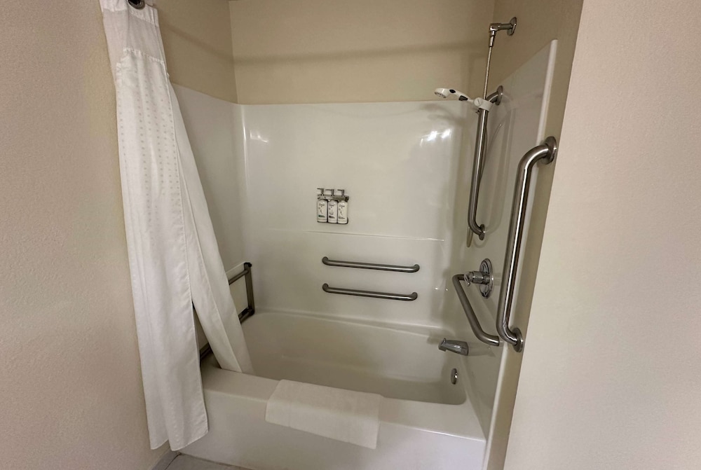 Room, 1 Queen Bed, Accessible, Non Smoking (Mobility, Bathtub W/grab Bars) - Photo 4