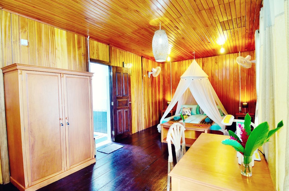 Superior Bungalow photo 1