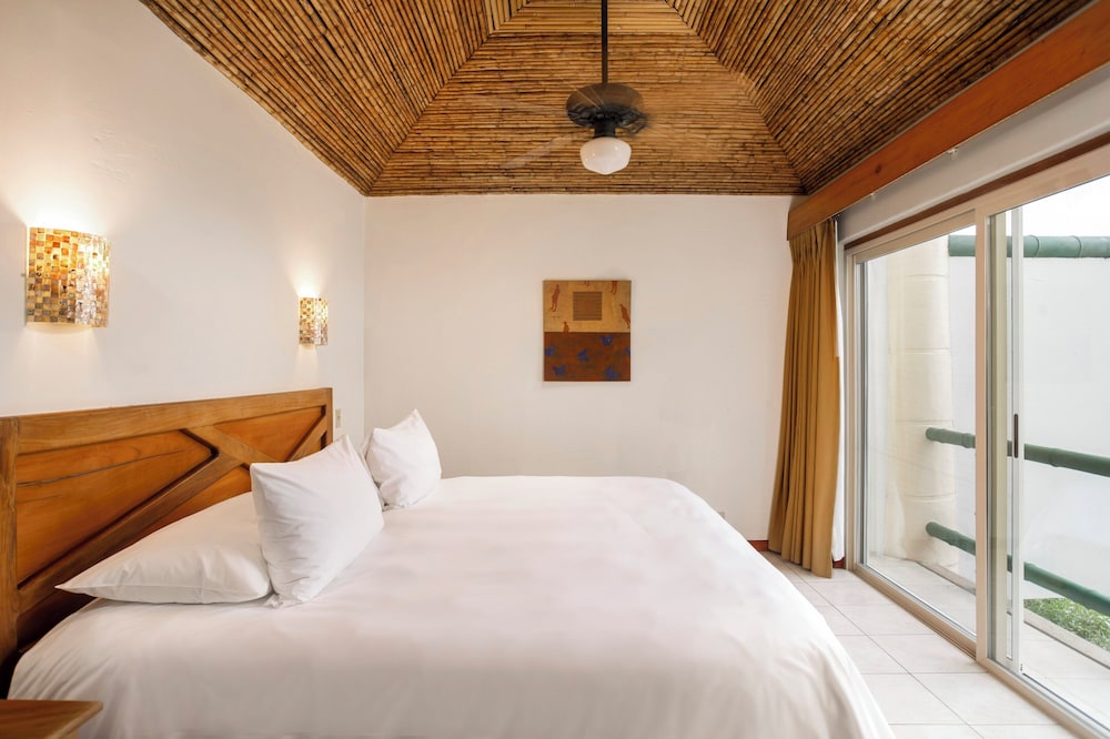 Deluxe Plus, 1 King Bed, Balcony, Sea Facing - Photo 11