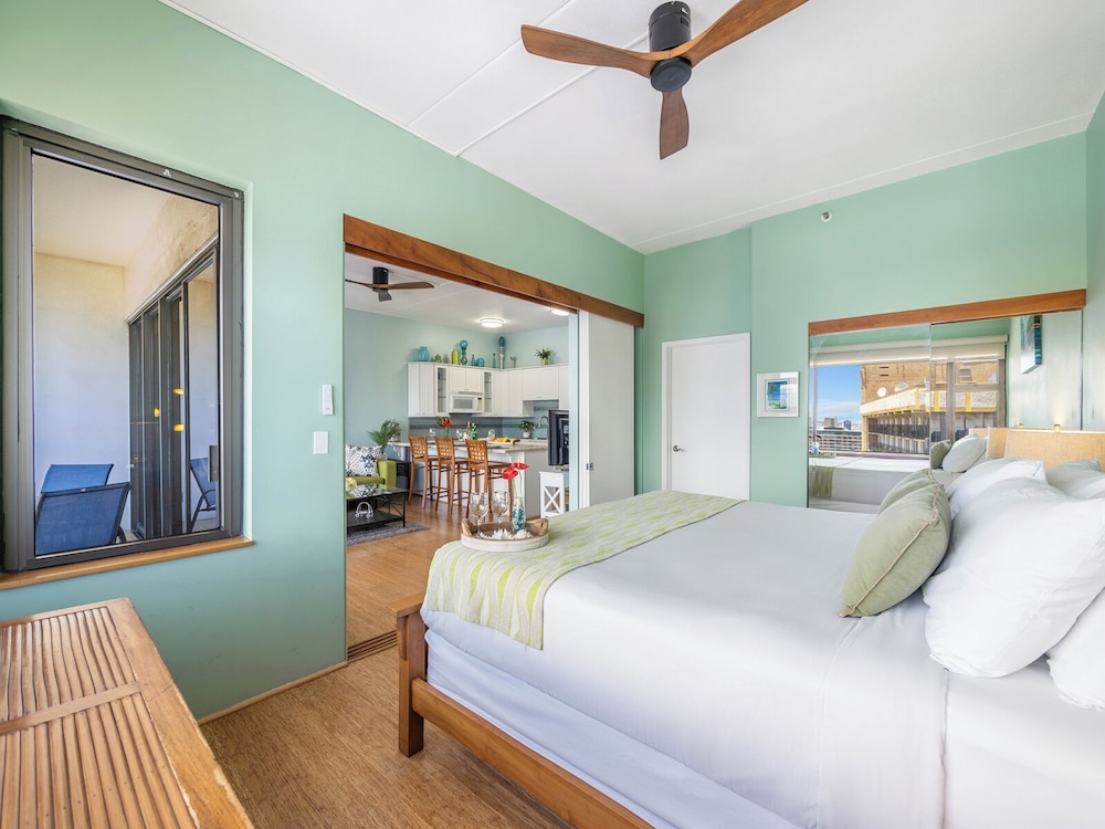 Premium Remodeled Condo with Ocean View and Parking: Premium Condo, 1 Bedroom, Air conditioning, Ocean View (0114) photo