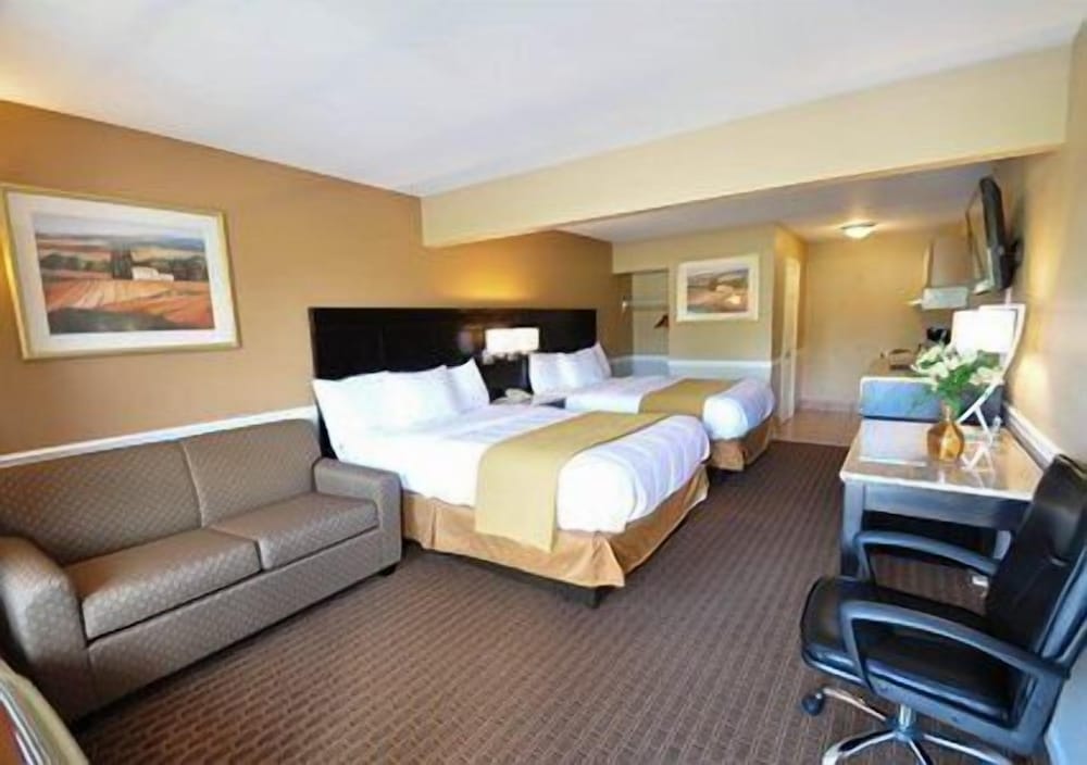 Suite, 2 Queen Beds - Photo 2
