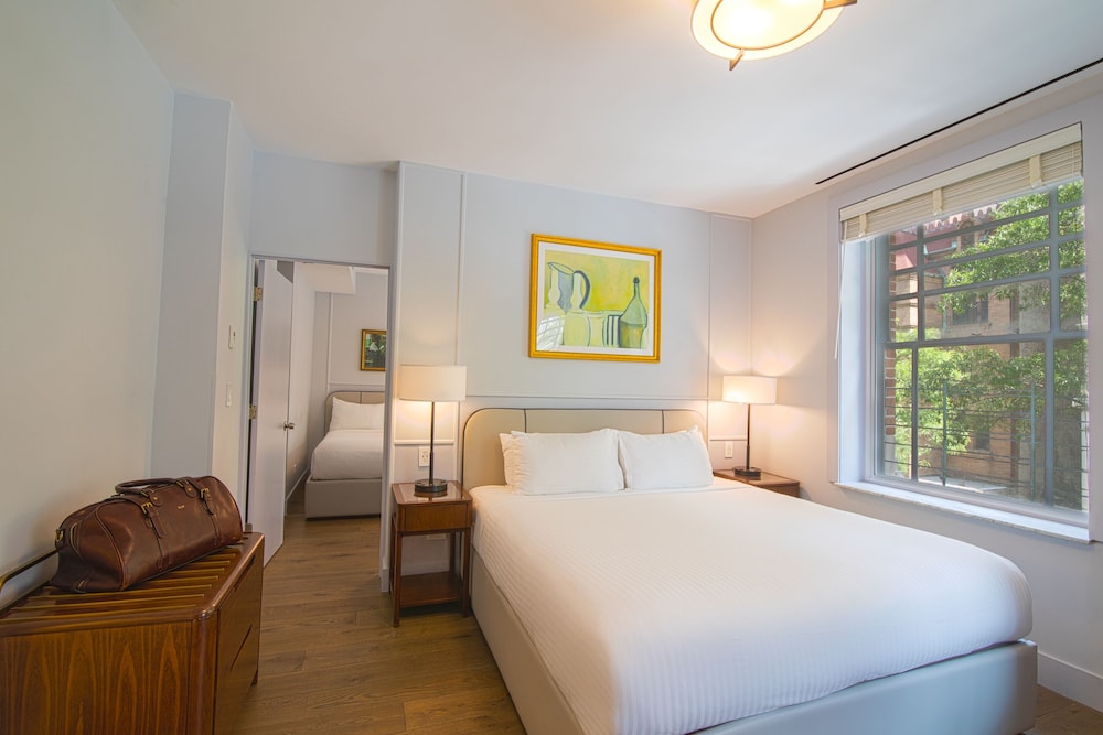 Family Suite (1 King Bed & 2 Full Beds)