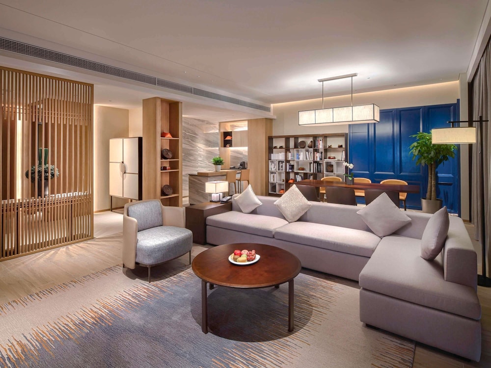 Deluxe Suite, 1 King Bed, Club Lounge Access