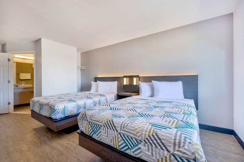 Deluxe Room, 2 Double Beds, Non Smoking, Refrigerator & Microwave photo 3