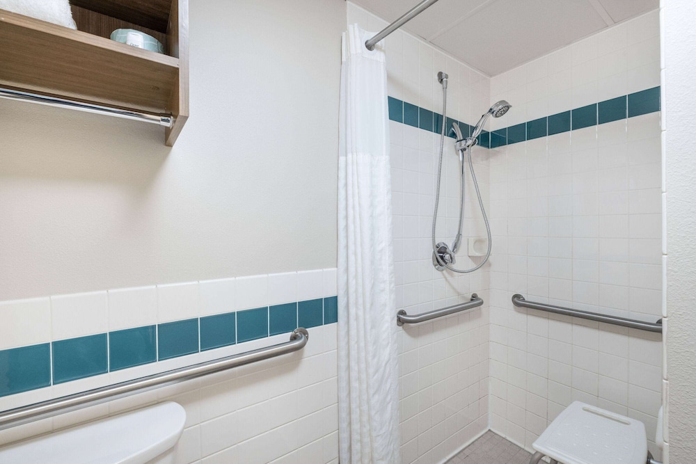 Room, 1 Queen Bed, Accessible, Non Smoking (Roll-In Shower) photo 2