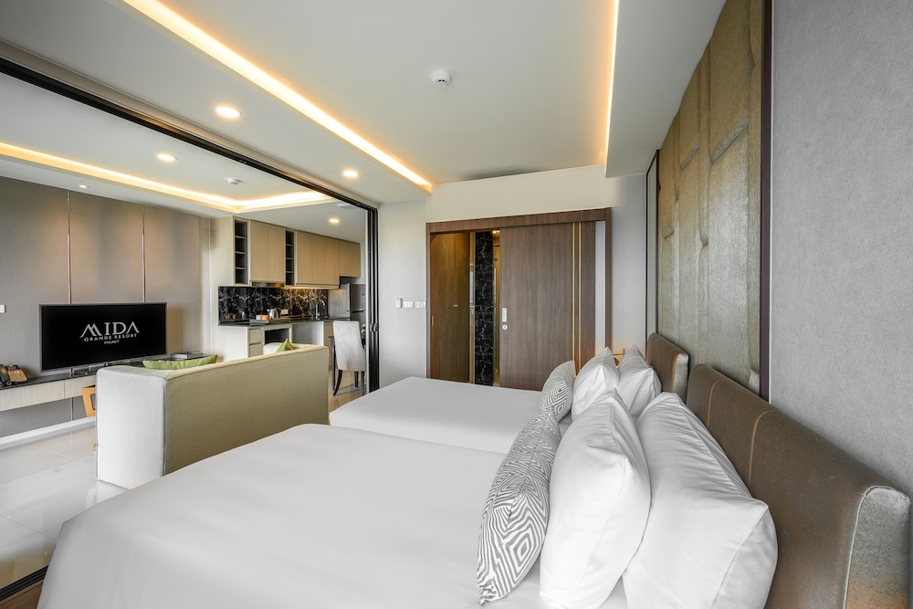 Deluxe Ocean View - Photo 11