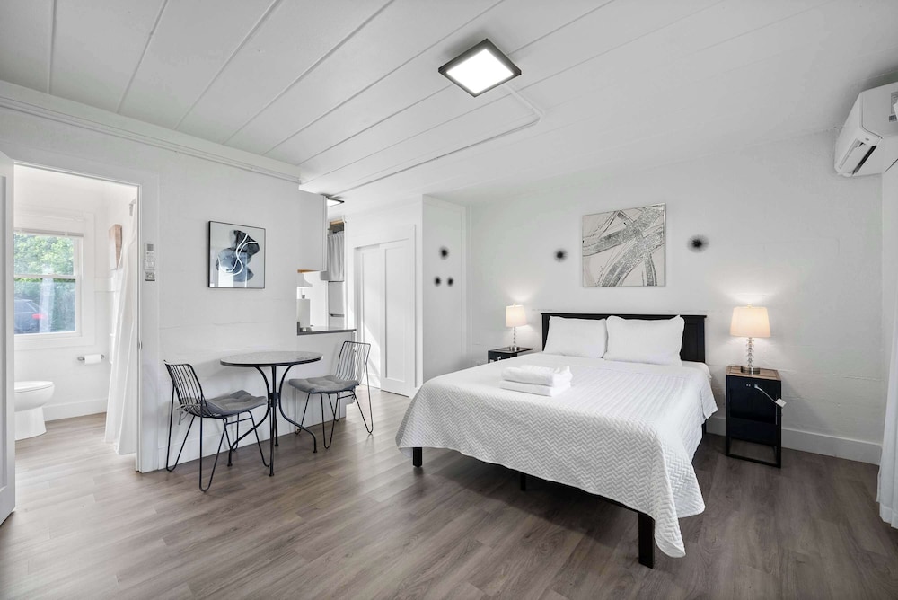 Studio Suite, 1 Queen Bed, Garden View (Chic City Retreat 93I)