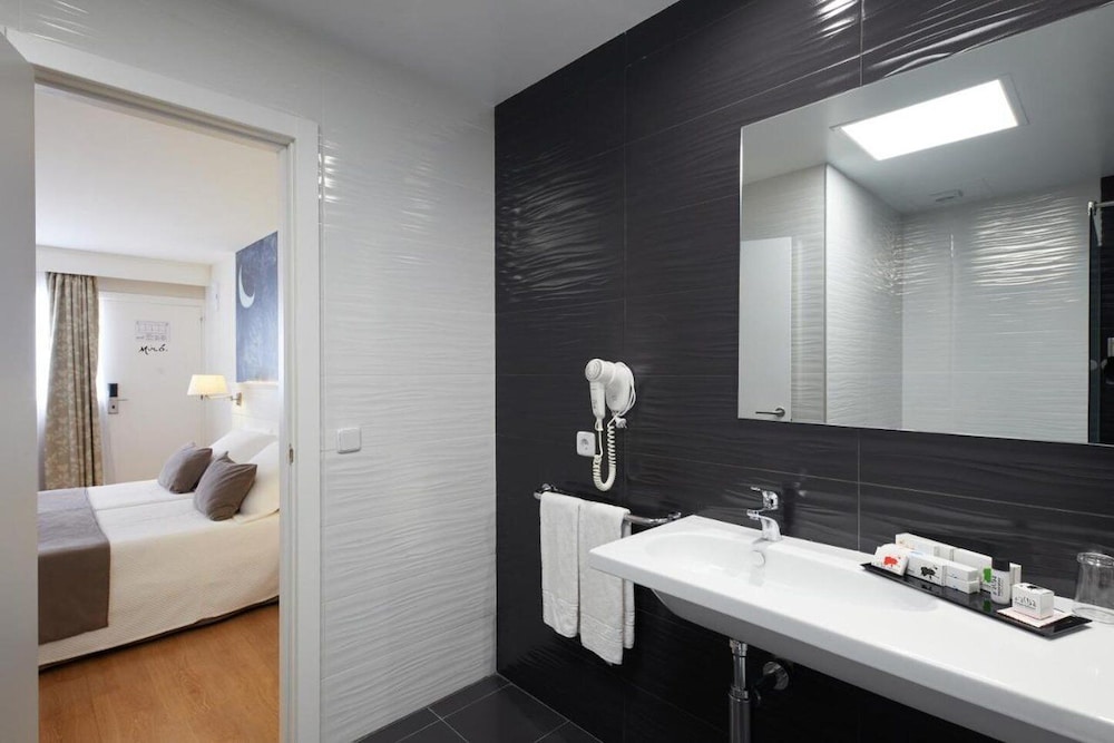 Standard Double Room, Balcony - Photo 7