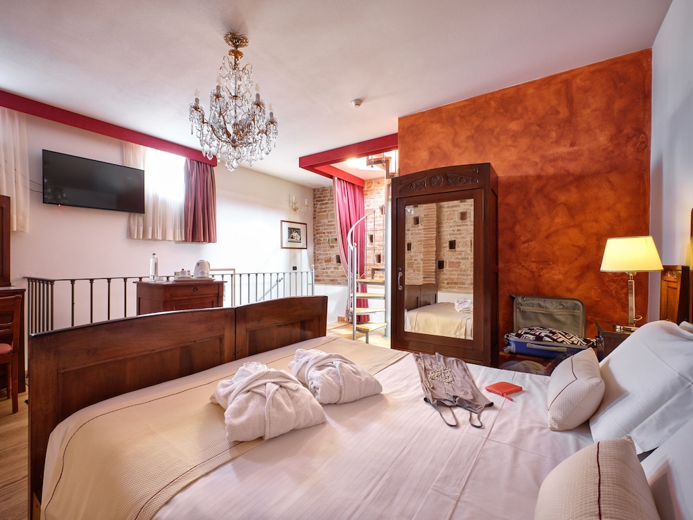 Panoramic Room