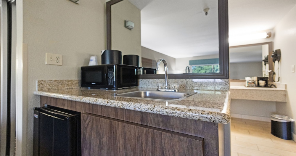 Standard Room, Multiple Beds, Non Smoking, Refrigerator & Microwave - Photo 4