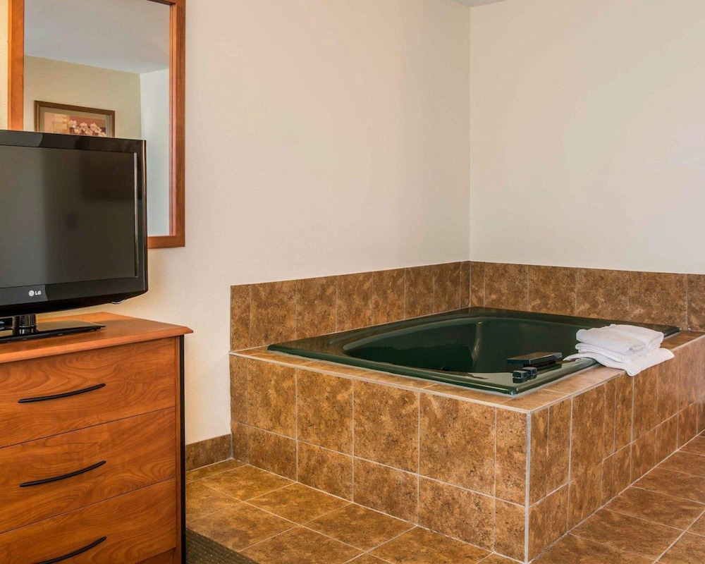 Standard Room, 1 King Bed, Non Smoking (First Floor) - Photo 3