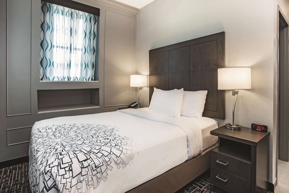Room, 1 Queen Bed, Non Smoking, City View photo 1