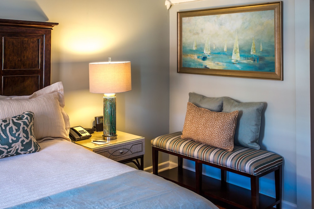 Suite, 1 Queen Bed (Street View) - Stair Access Only photo 2
