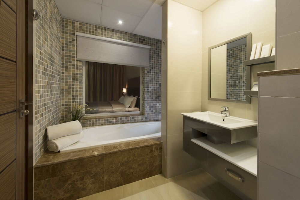 Superior Room, 1 Queen Bed, Smoking, Pool View