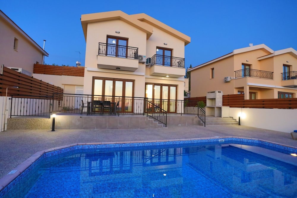 Villa, Smoking photo 3