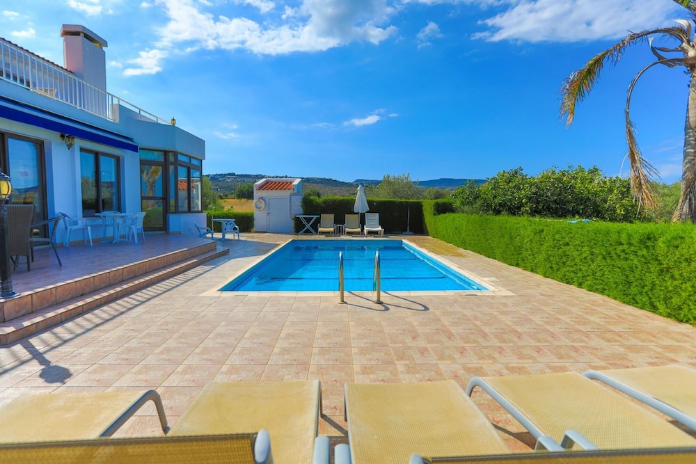 Villa, Smoking photo 2