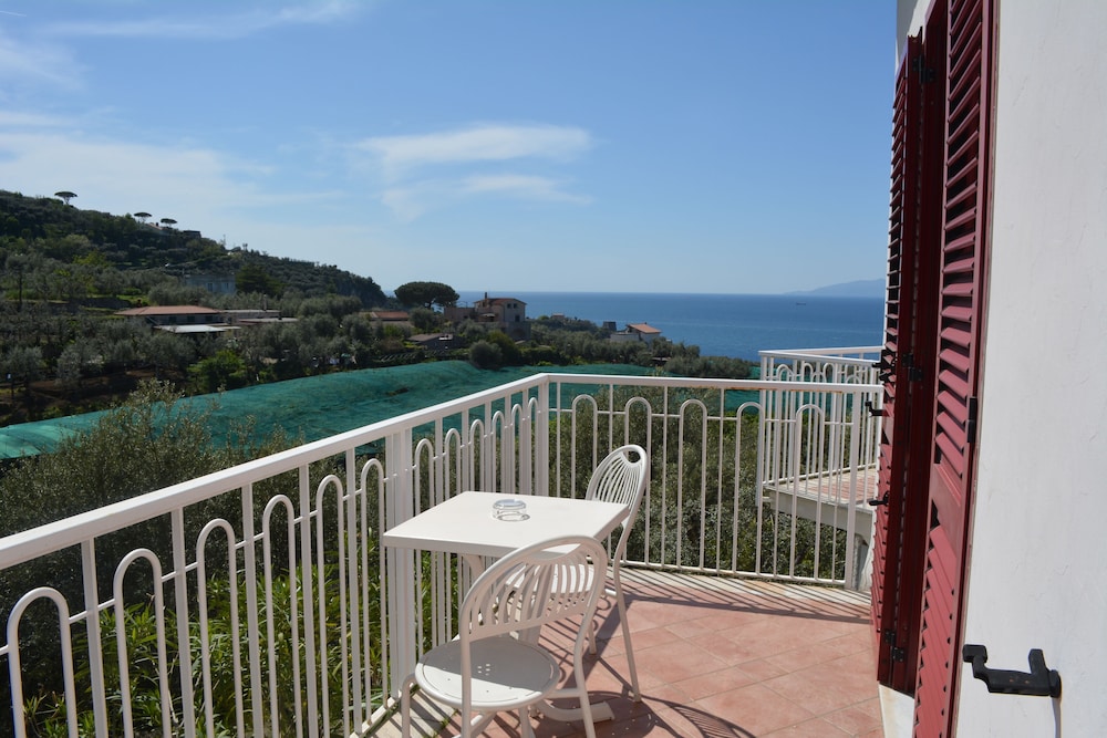 Classic Double Room, Balcony, Partial Ocean View photo 2