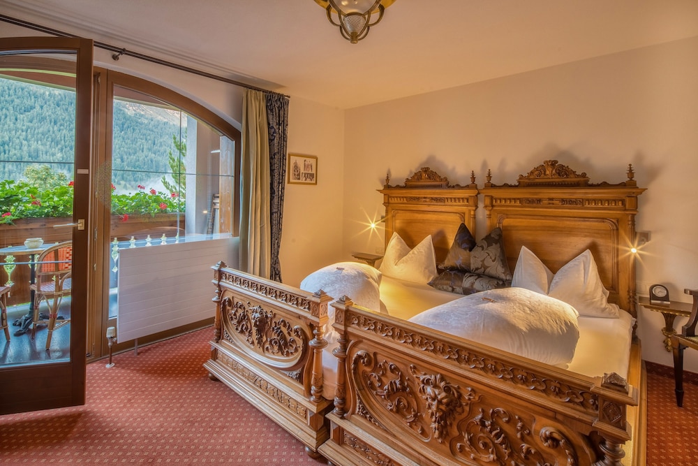 Premium Apartment, 1 Bedroom, Balcony, Mountain View (Zarensuite)