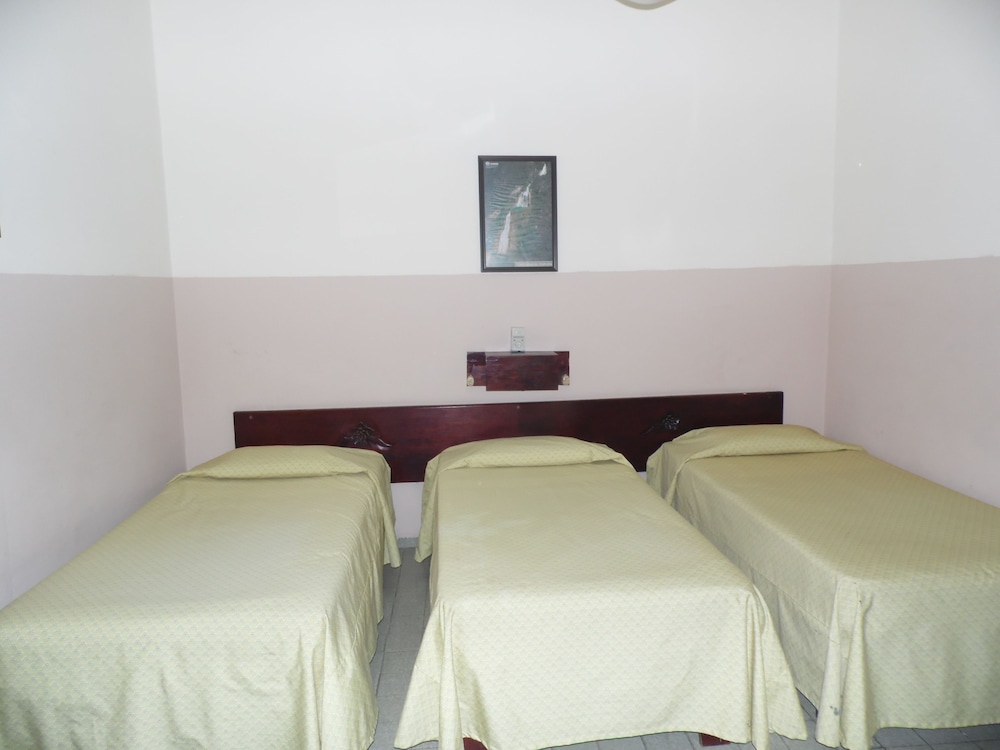 Standard Room, 3 Twin Beds photo 3