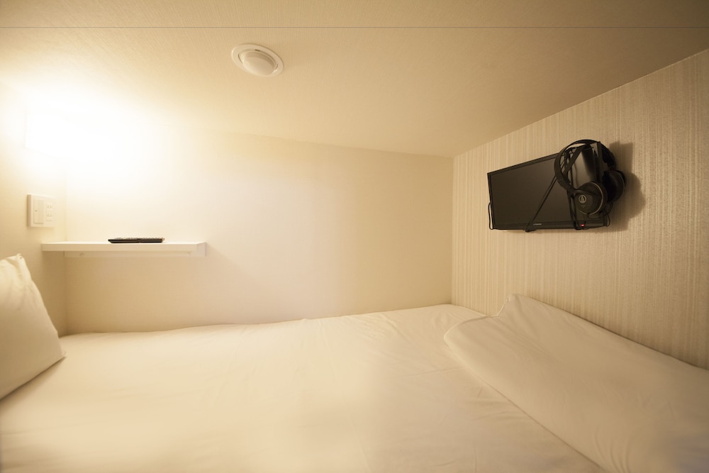 Moderate Cabin, Men Only, Lower photo 3