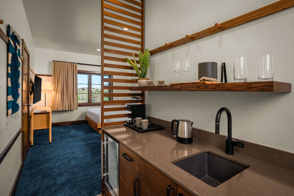 Standard Room, 2 Queen Beds, Resort View photo 3
