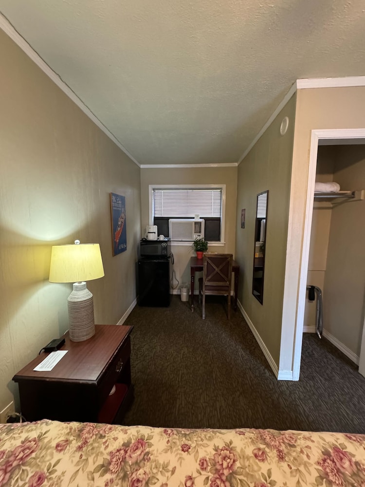 Basic Room, 1 Queen Bed, Non Smoking photo 3