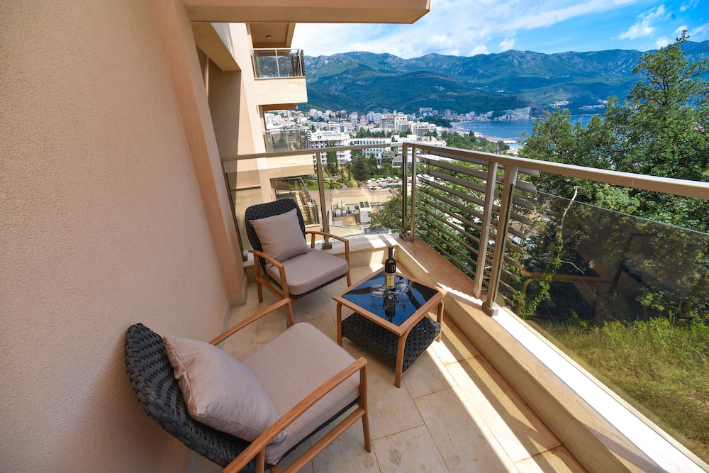 Superior Suite, 1 Queen Bed with Sofa bed, Accessible photo 3