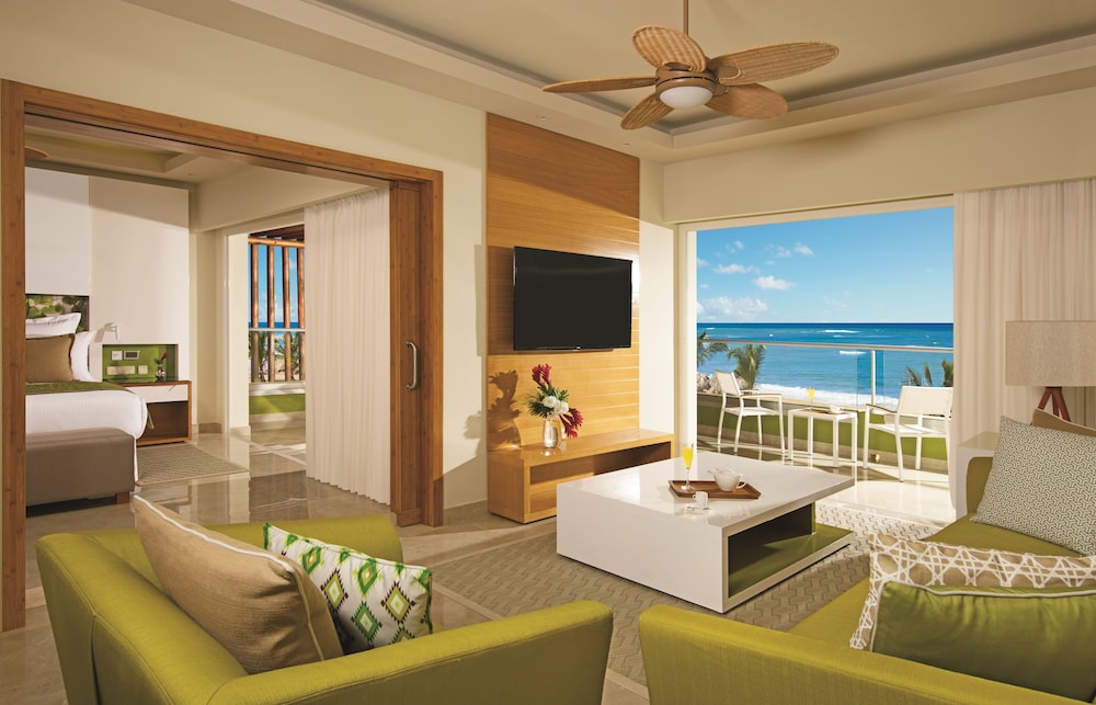 Preferred Club Master Suite Ocean Front (Adults Only 18+) thumbnail 5