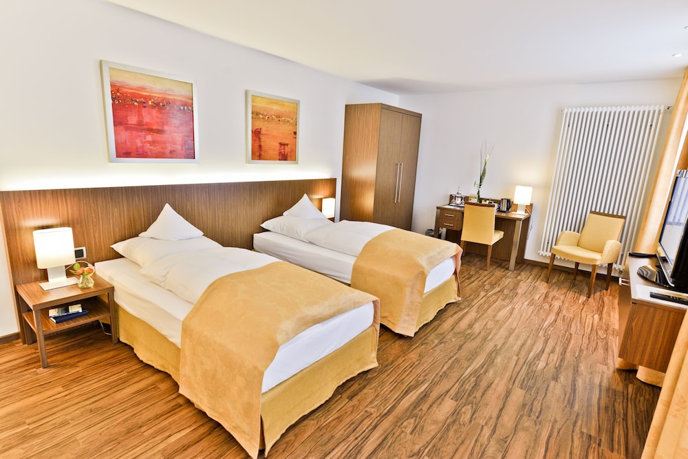 Double or Twin Room, 1 Queen Bed, Non Smoking photo 3