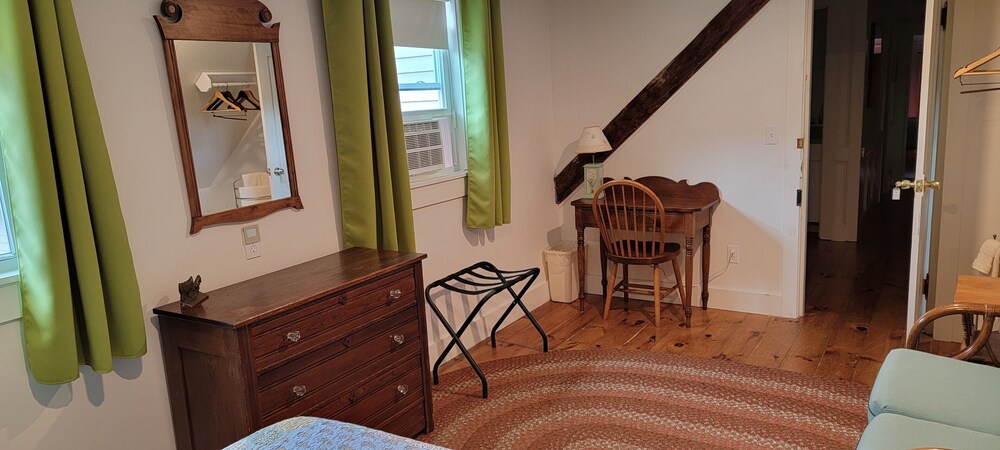 Basic Room, 1 Queen Bed, Shared Bathroom photo 3