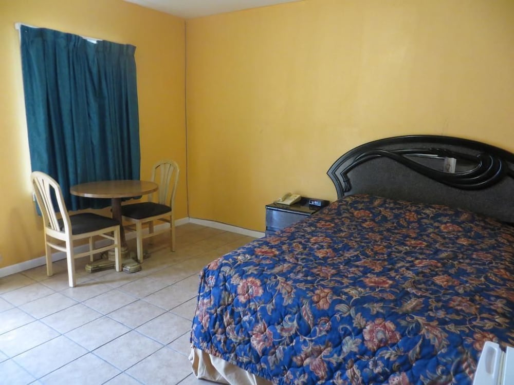 Standard Room, 1 Queen Bed, Non Smoking photo 3