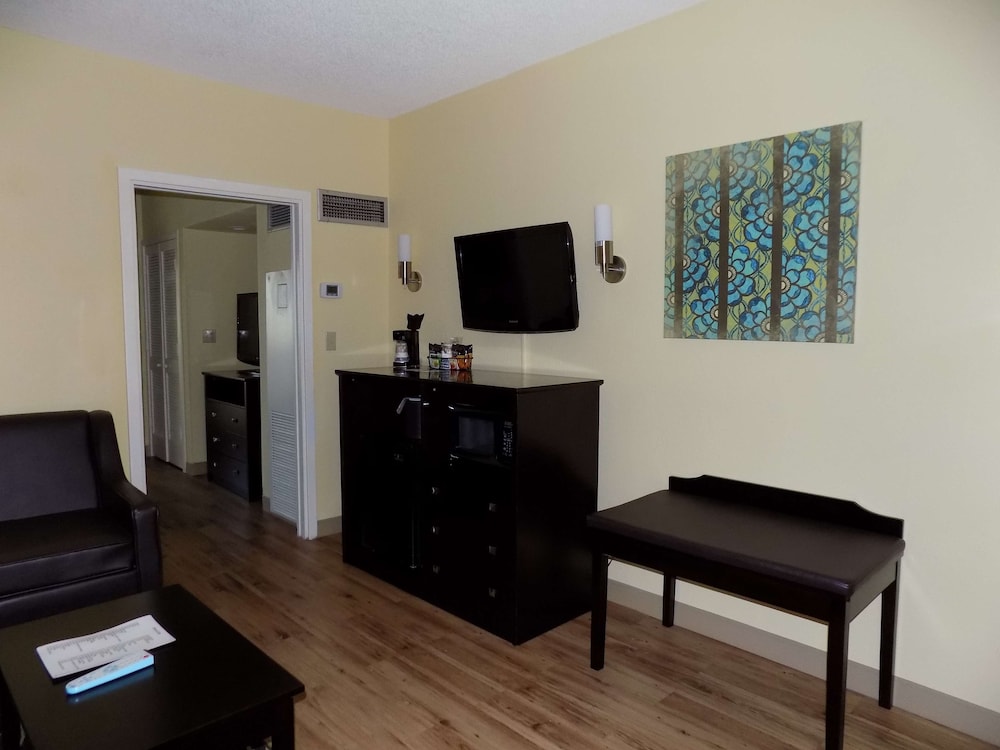 Suite, 1 King Bed, Non Smoking, Refrigerator & Microwave (Shower Only;with Sofabed) - Photo 3