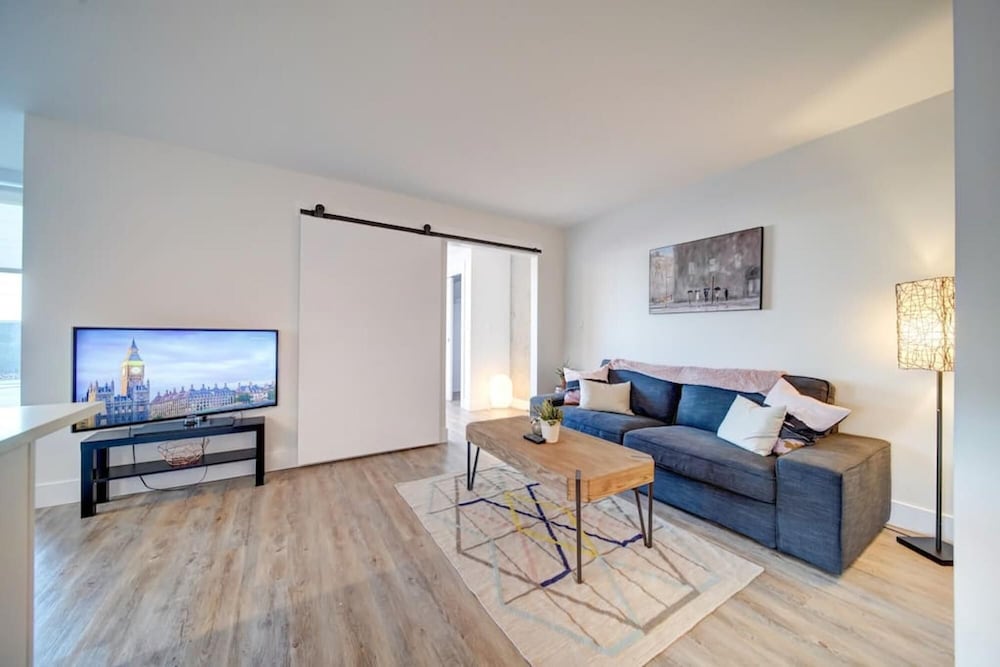 Stylish Modern Condo w Parking Location Coffee, Foto 9