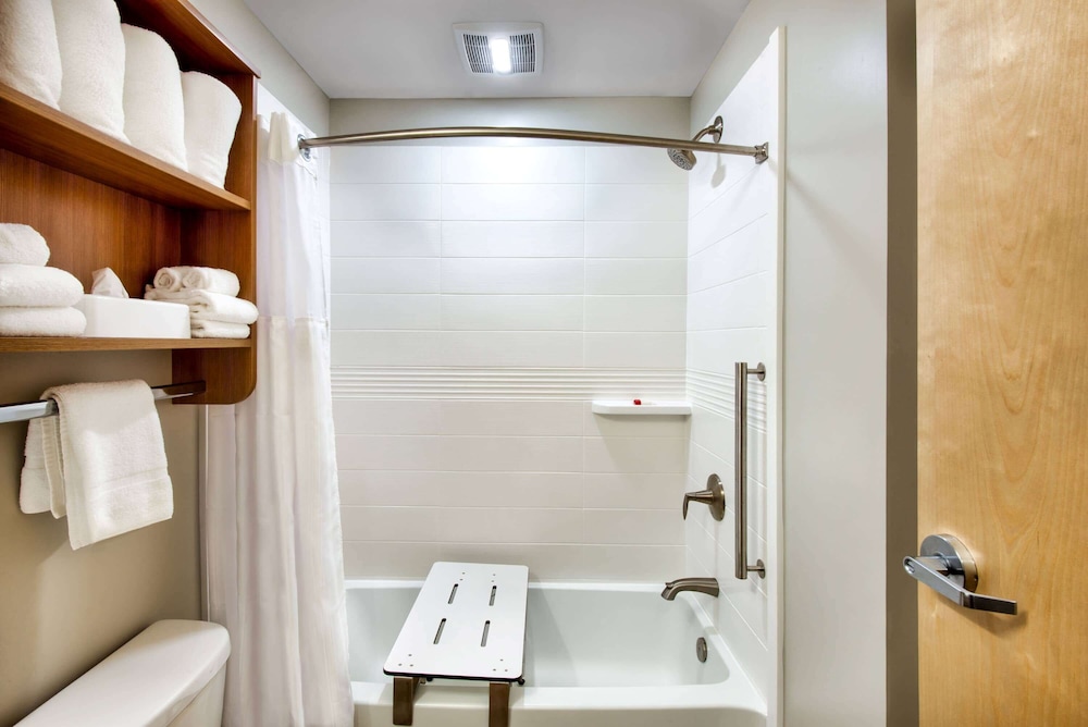 Room, 1 Queen Bed, Accessible, Non Smoking (Mobility,Hearing Impaired) - Photo 5