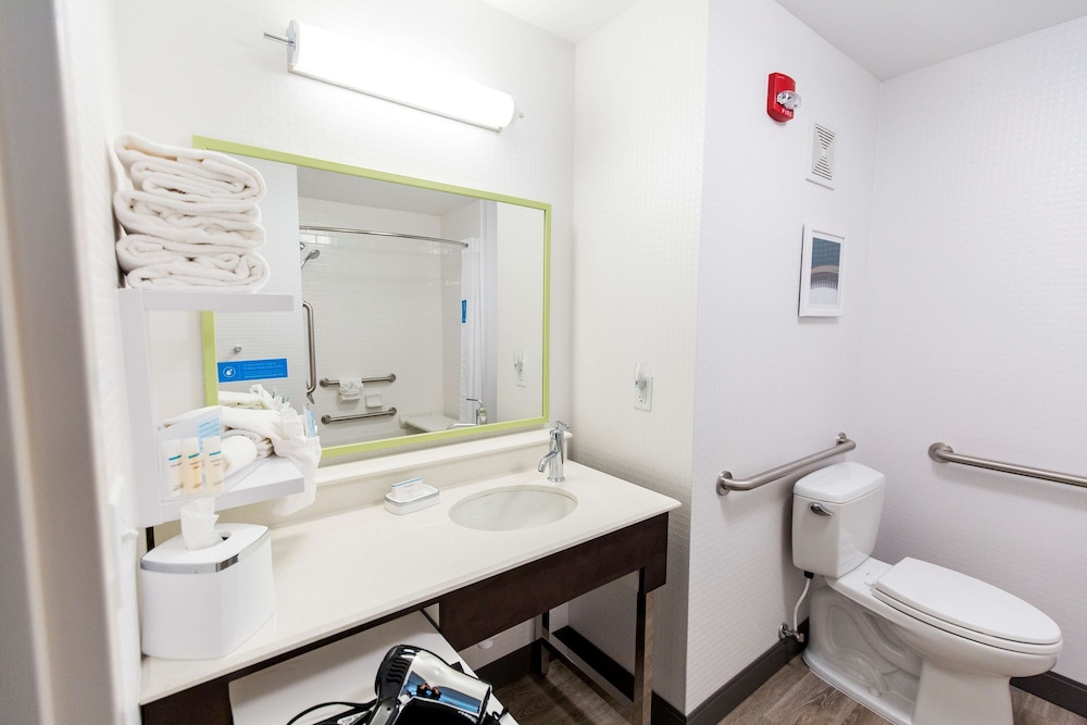 Room, 1 King Bed, Accessible, Non Smoking (Bathtub) - Photo 4