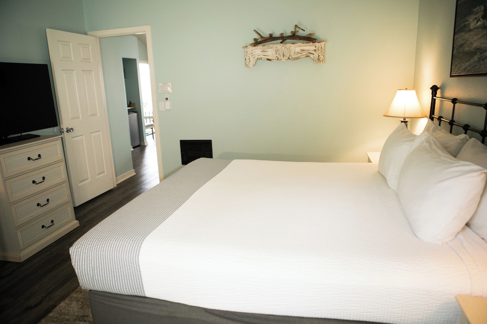 1 King Bed (Private Bedroom), 2 Queen Size Pullout Sofas photo 2