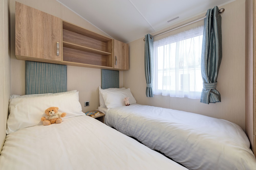 Mobile Home, 2 Bedrooms, Pets Allowed photo 3