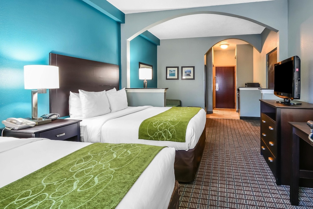 Suite, Multiple Beds, Non Smoking, Jetted Tub (2 Queen Beds, 1 Sofa Bed) - Photo 4
