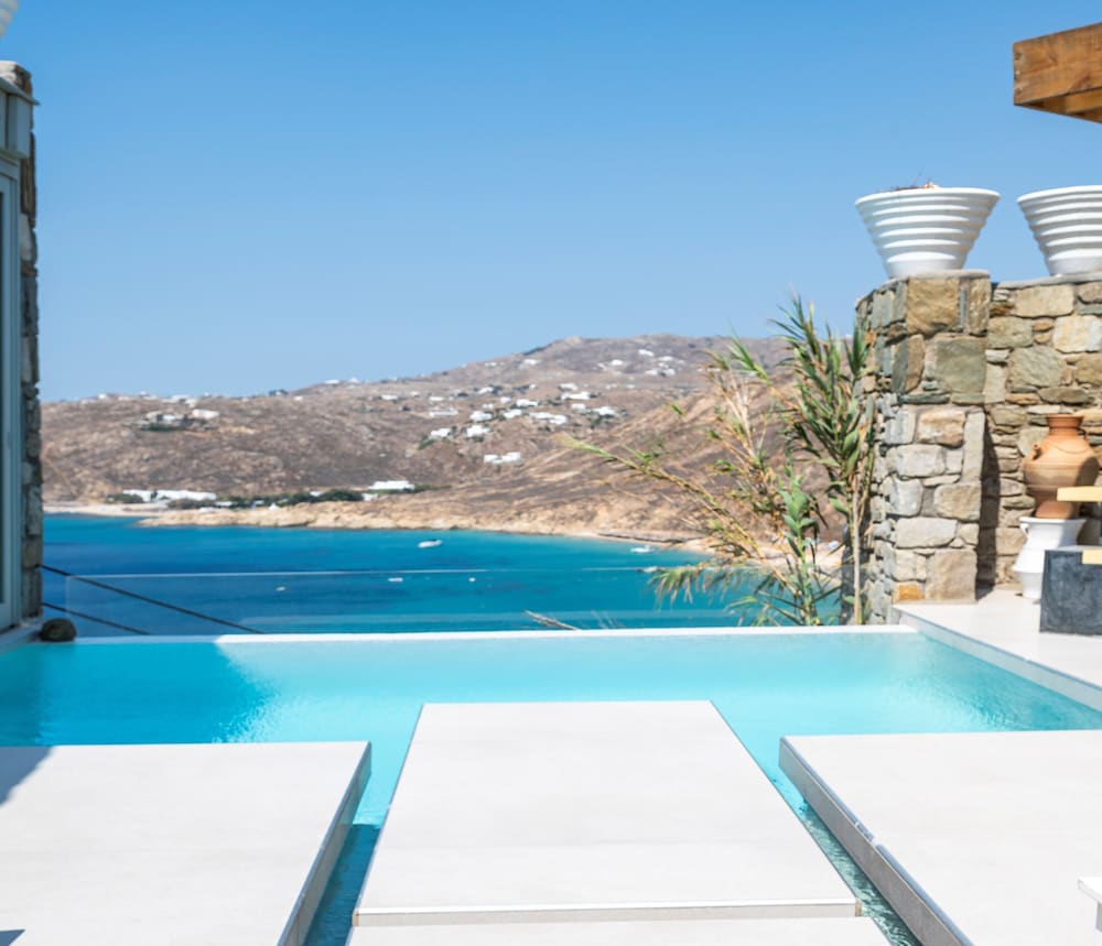 Grand deluxe 3 bedroom villa with private pool - Sea view