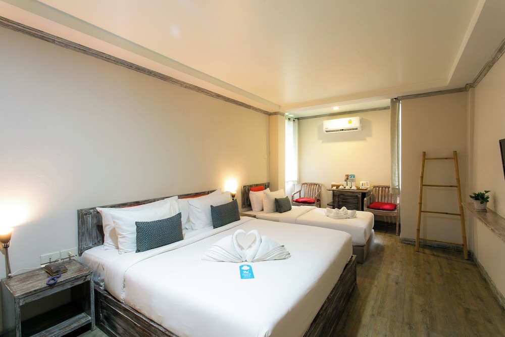 Economy Triple Room - Photo 12