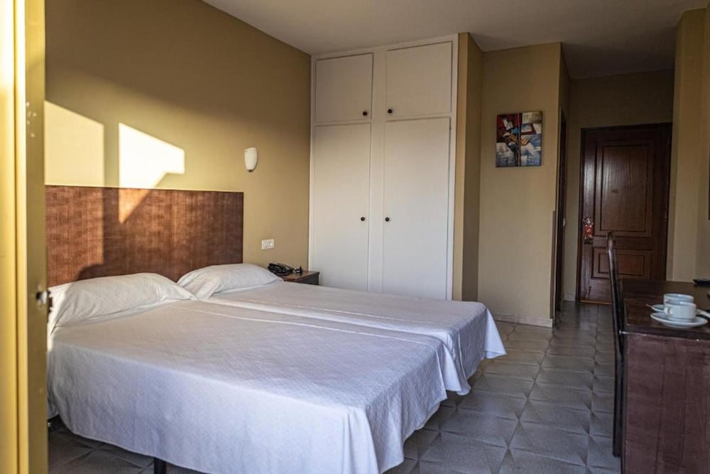 Standard Double Room, 2 Twin Beds - Photo 12