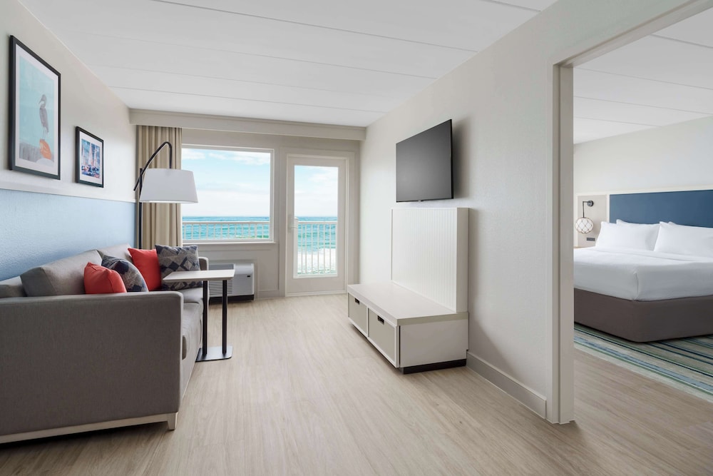Suite, 1 King Bed, Accessible (Oceanfront) photo 3